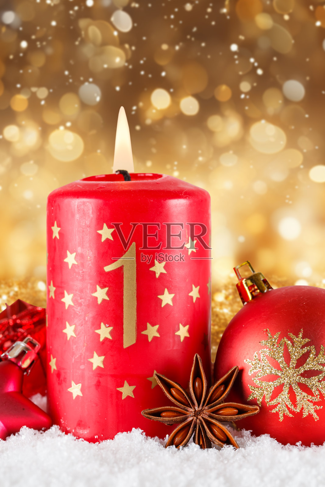 第一个星期日在降临与蜡烛圣诞时间装饰与copyspace复制空间肖像格式照片摄影图片