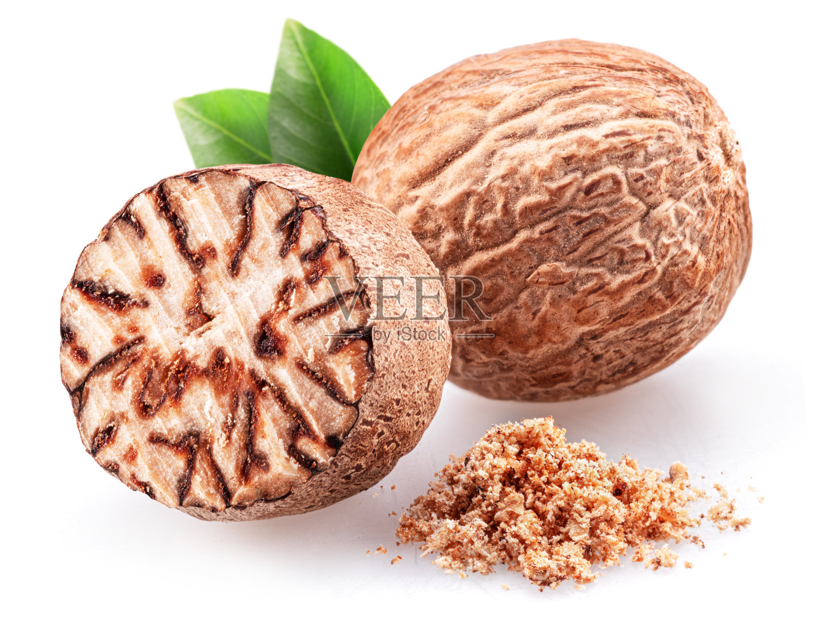 肉豆蔻和碎肉豆蔻堆孤立在白色背景。照片摄影图片