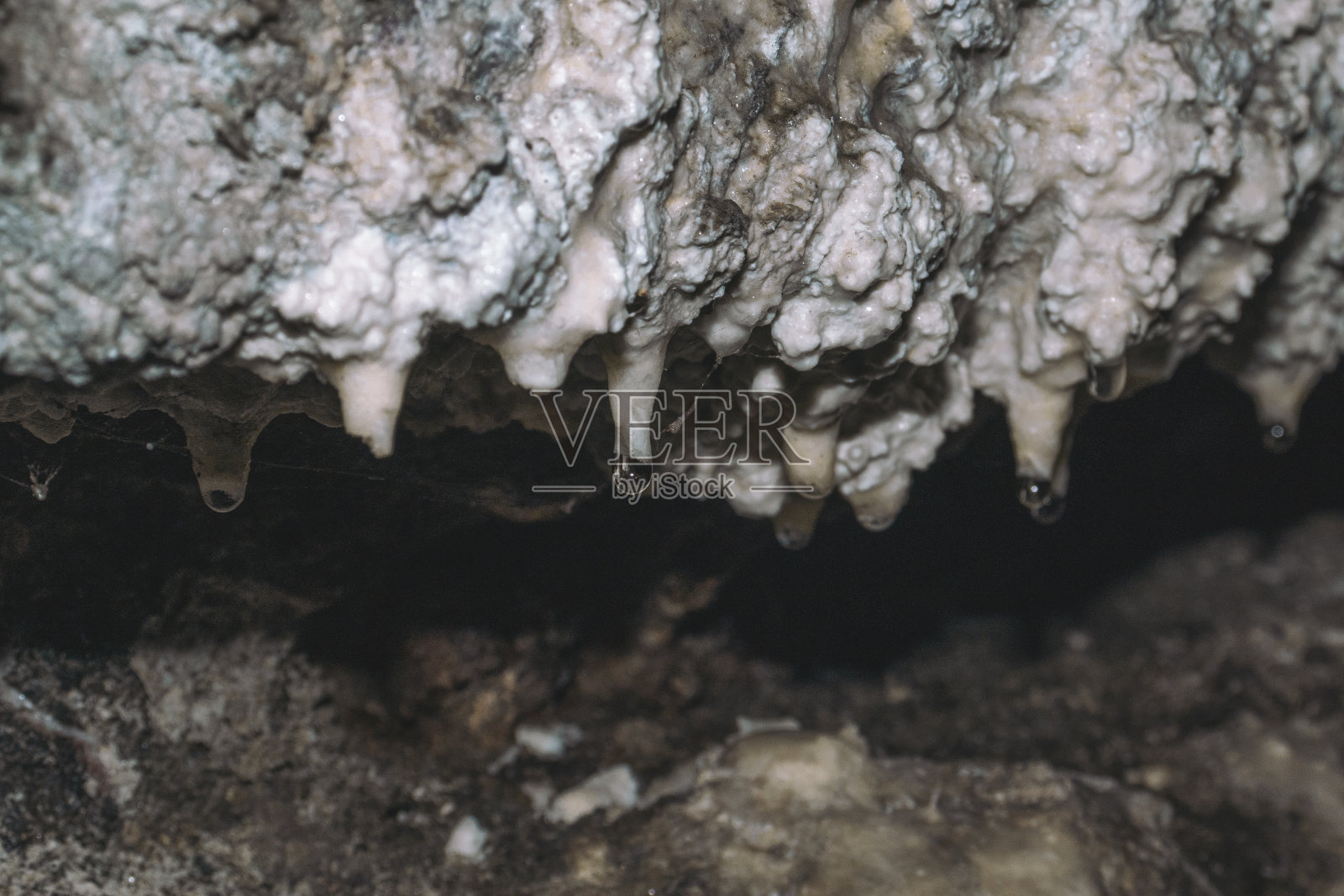 从高角度观察洞穴内部的钟乳石和石笋照片摄影图片