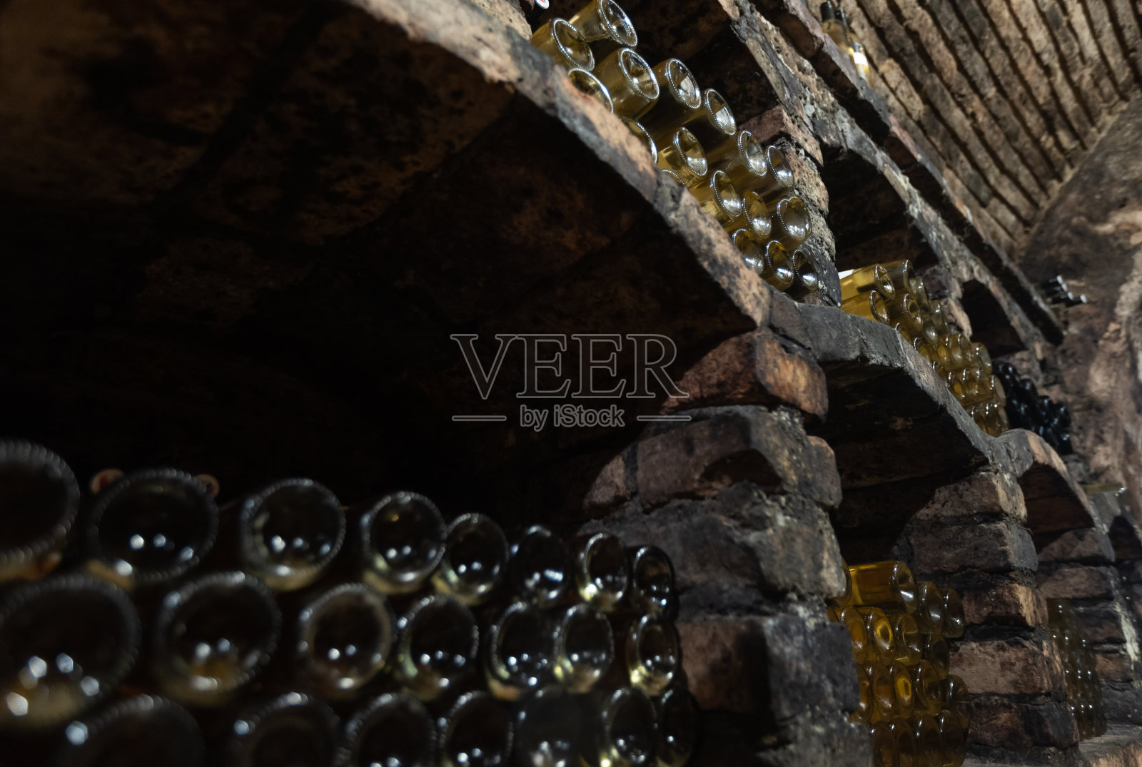 酒窖里一瓶葡萄酒的近照照片摄影图片
