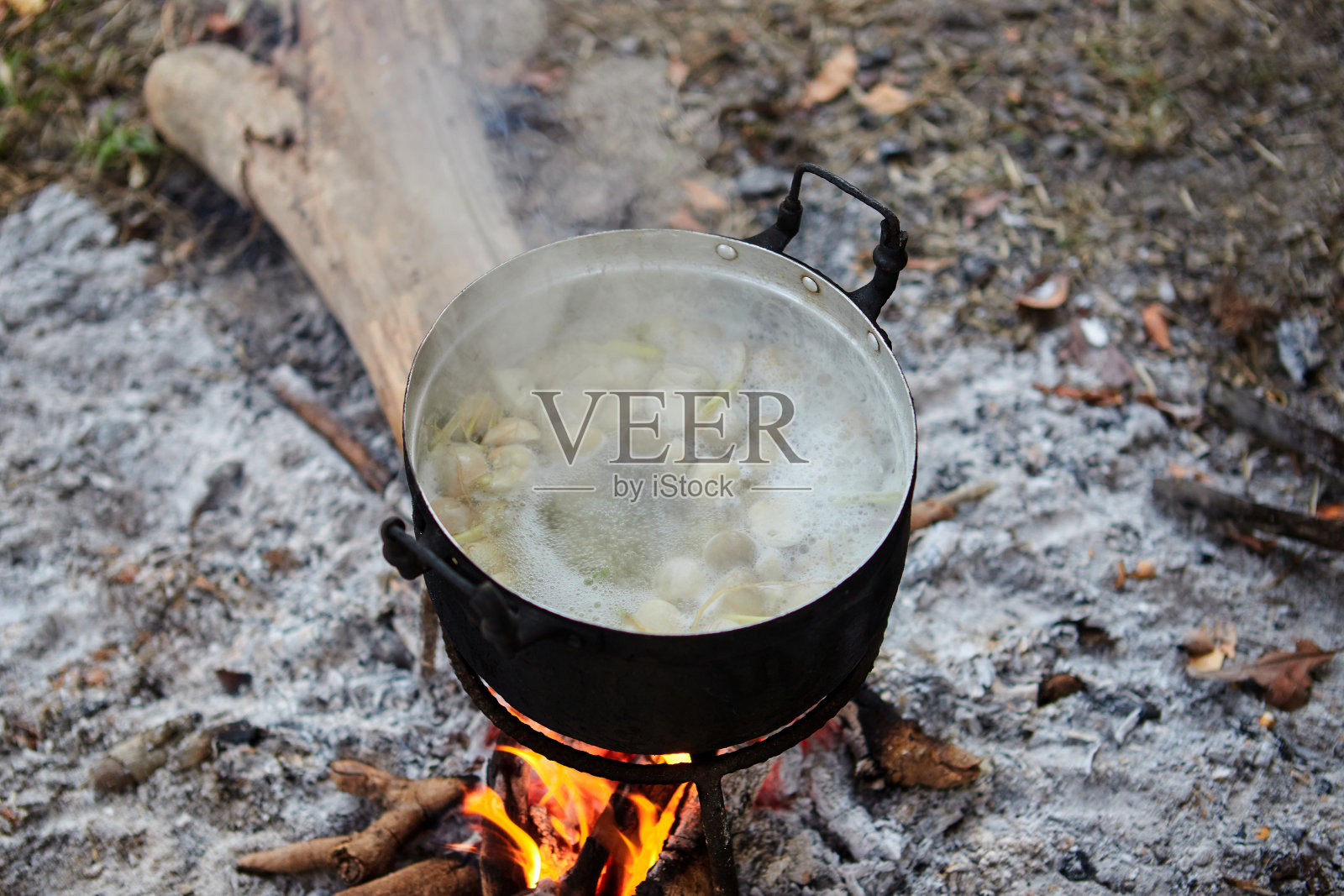 黑色生锈的罐子和壁炉架上的支架照片摄影图片