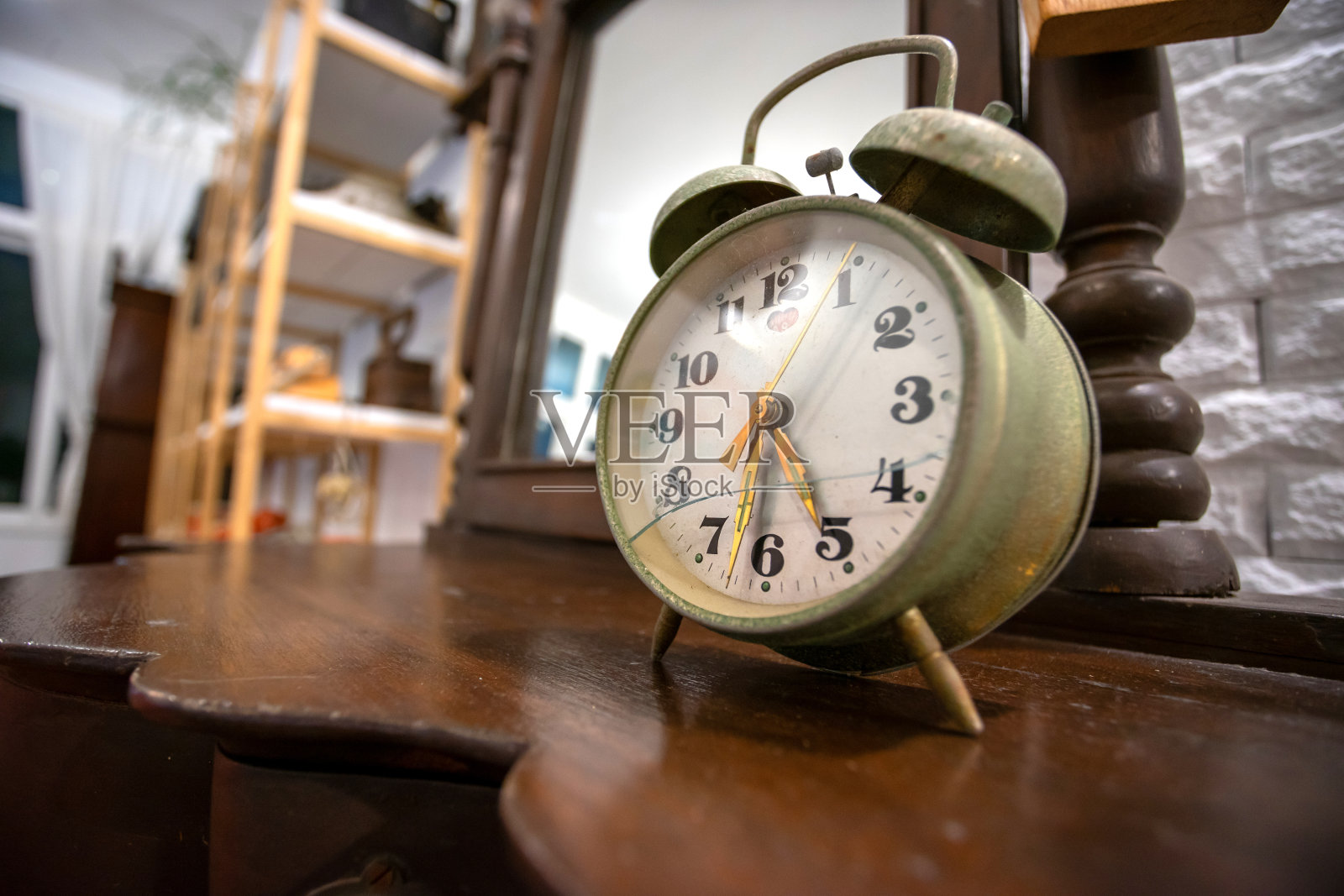 一个仍然好用的老式闹钟。照片摄影图片