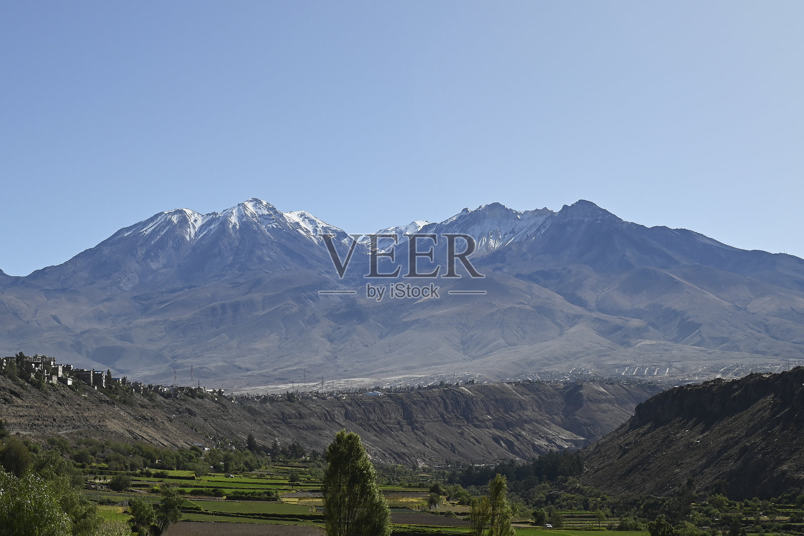 山顶白雪皑皑的恰恰尼火山照片摄影图片