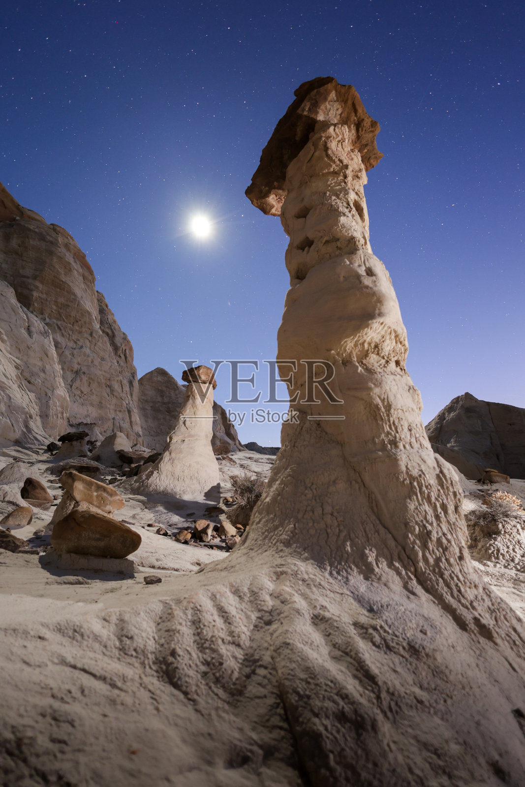 月亮在毒蕈Hoodoos大楼梯-埃斯卡兰特国家纪念碑照片摄影图片
