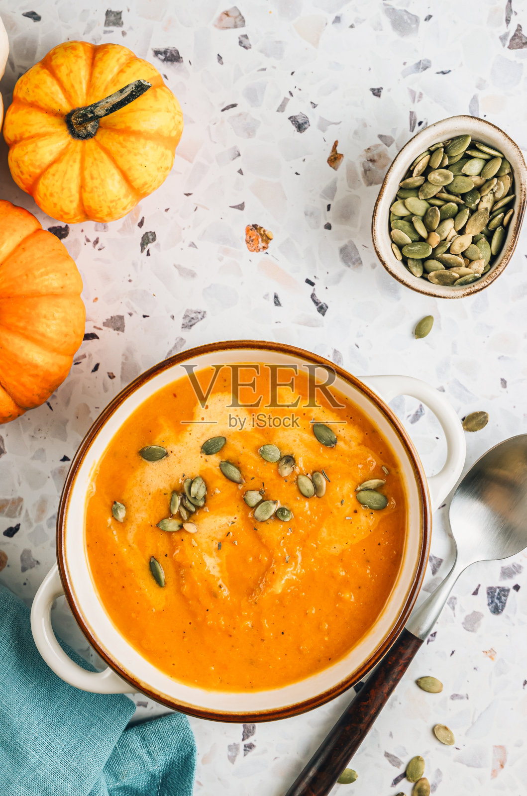 奶油南瓜子烤南瓜胡萝卜汤照片摄影图片