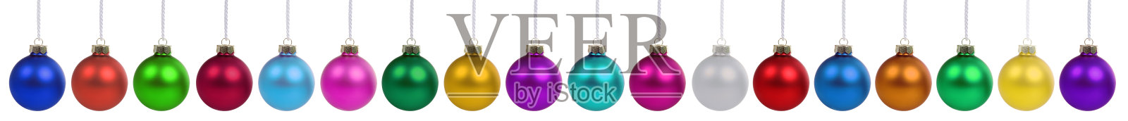 圣诞球、小玩意、横幅、降临装饰排成一排孤立在白色上照片摄影图片