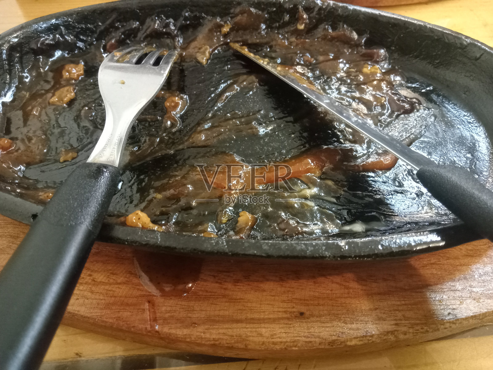 热盘子，脏的牛排刀叉照片摄影图片