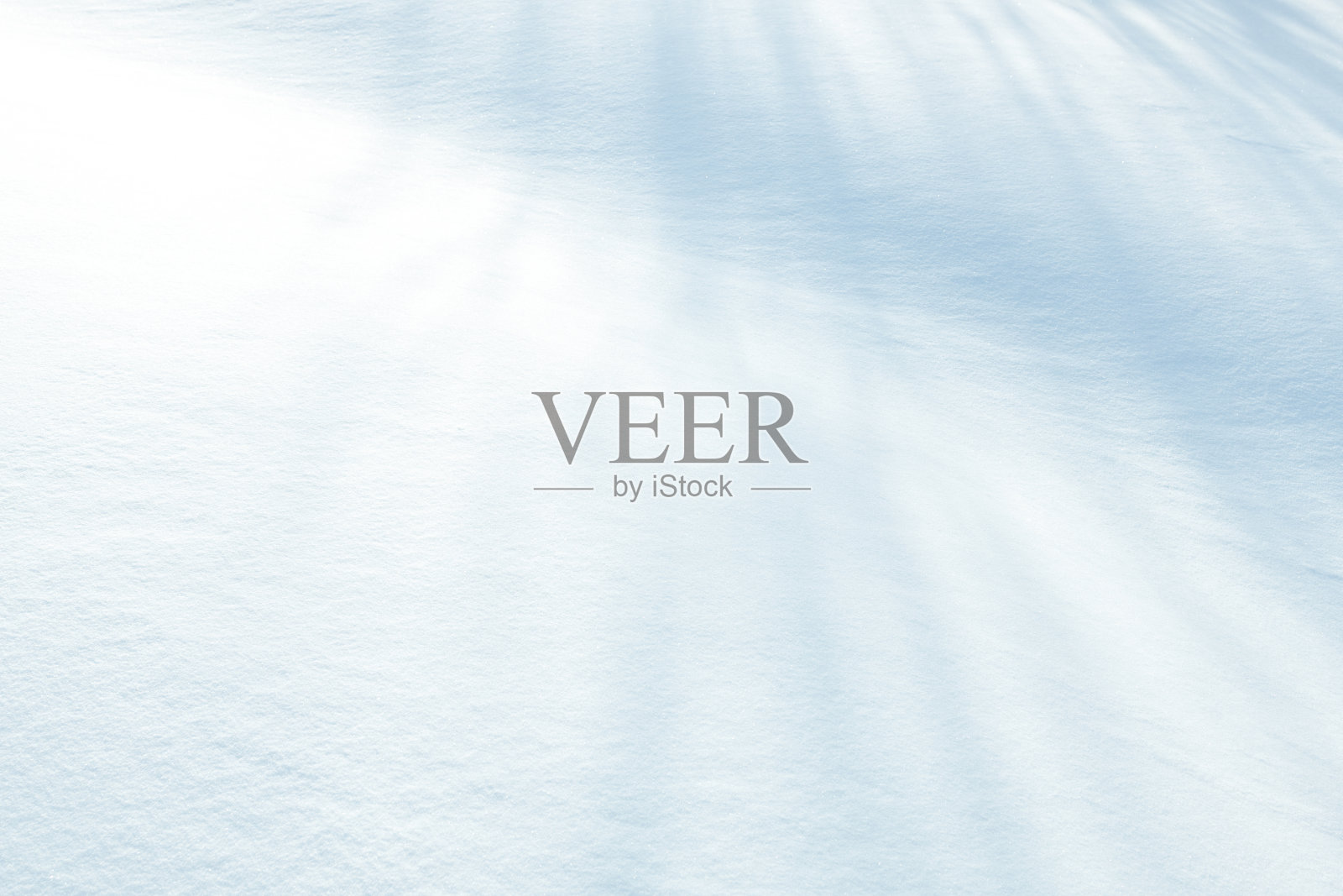 冬日雪地上的阴影，雪的纹理和阴影照片摄影图片