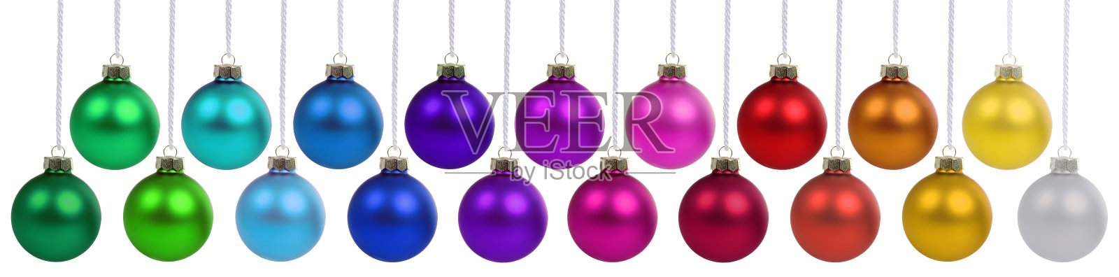 圣诞球上有许多小玩意，彩旗上有五颜六色的彩饰，孤立地挂在白色上照片摄影图片