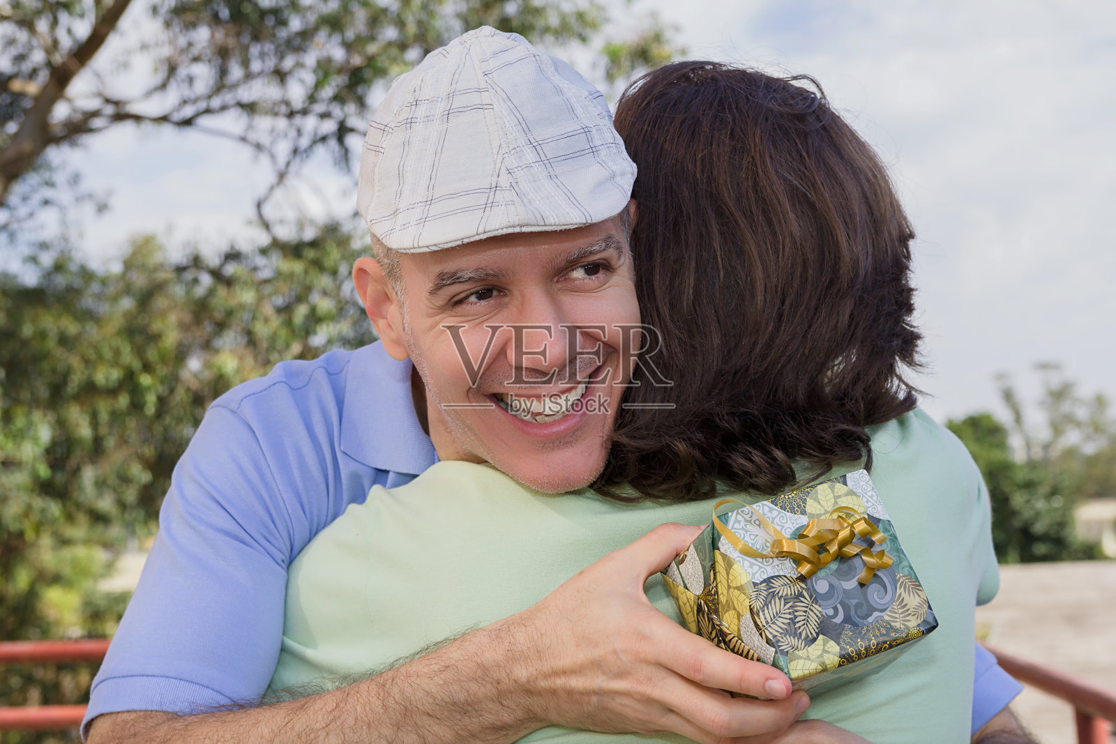 白发苍苍的父亲和成年的儿子。照片摄影图片