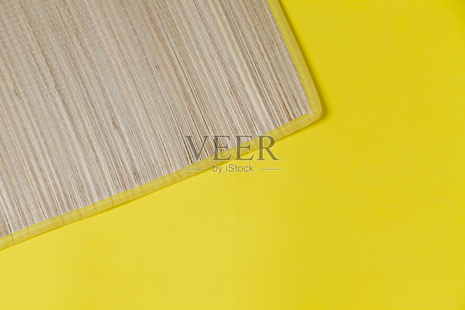 席子细节上的黄色背景。跑步机的概念照片摄影图片