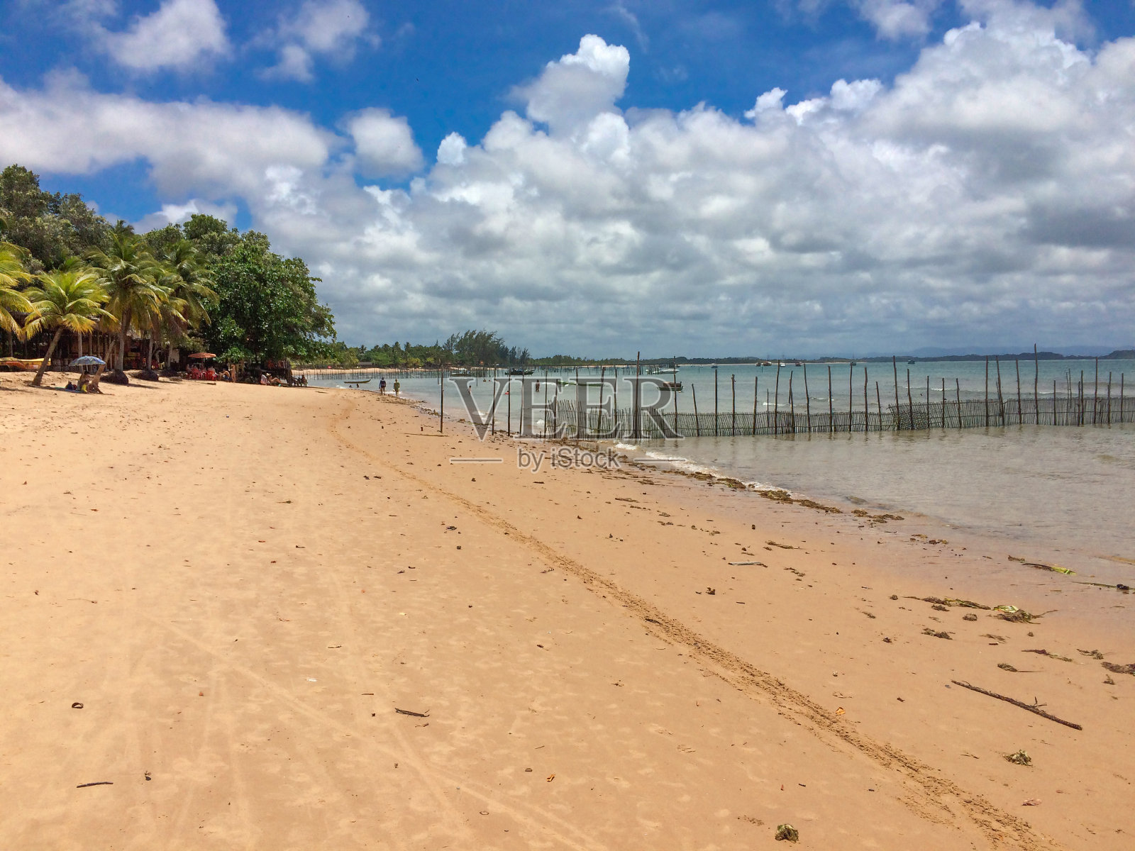 美丽的海滩，蔚蓝晴朗的天空照片摄影图片