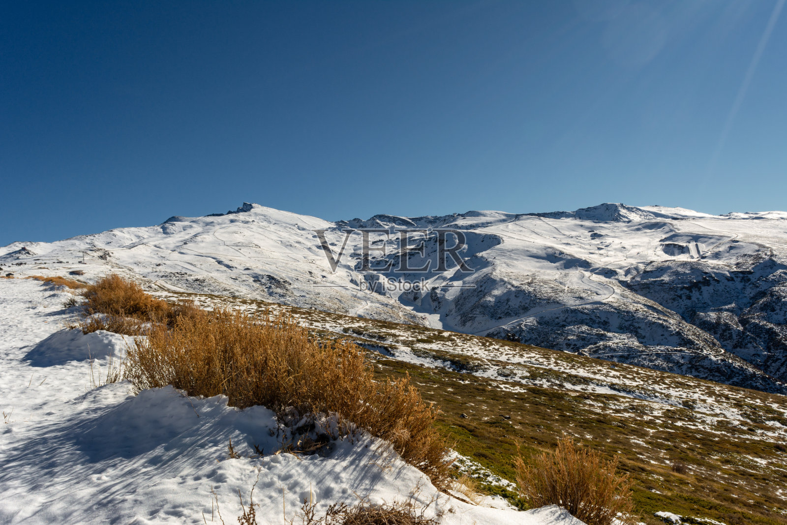 内华达山脉冬季的滑雪胜地，到处都是雪。照片摄影图片