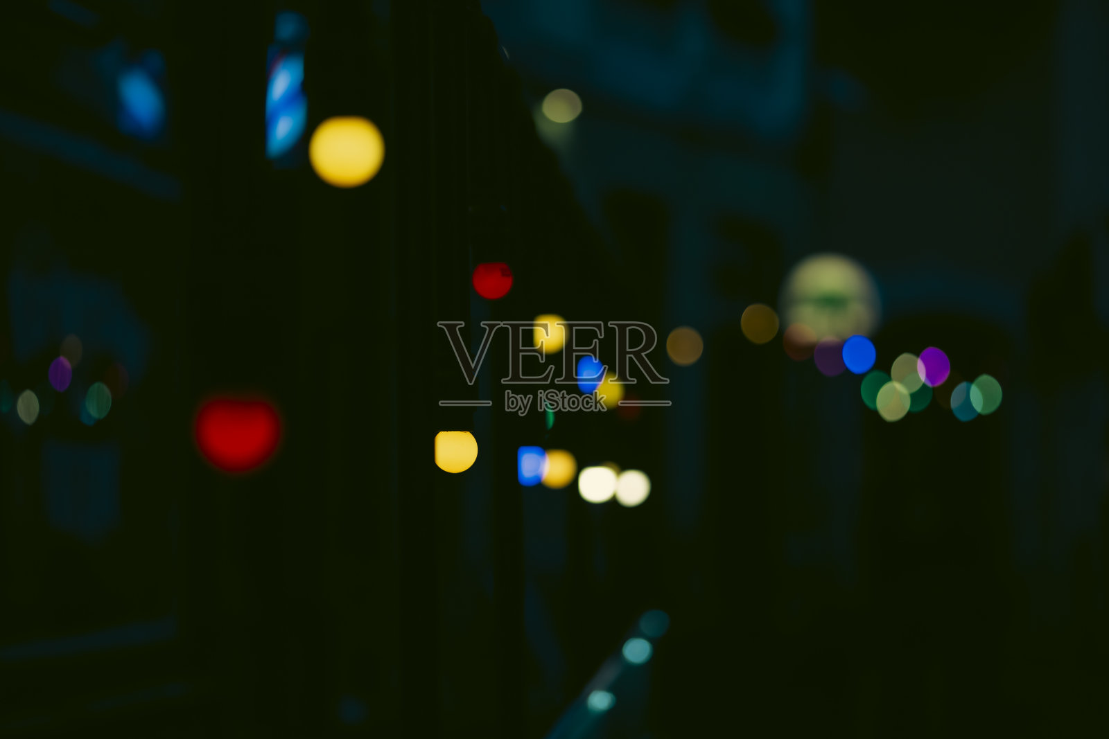 彩色的灯泡聚光灯在一个黑暗的背景夜装饰照片摄影图片