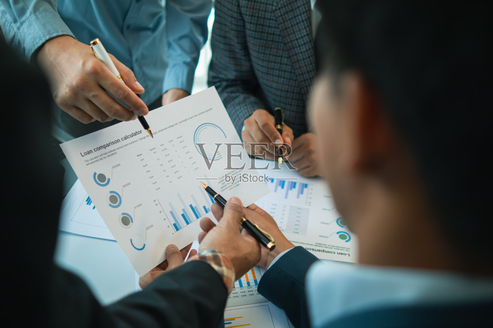 集团商人和投资者聚集在会议室一起查看年度结果，他们的投资业务一起，以计划营销做业务，将产生更好的结果照片摄影图片