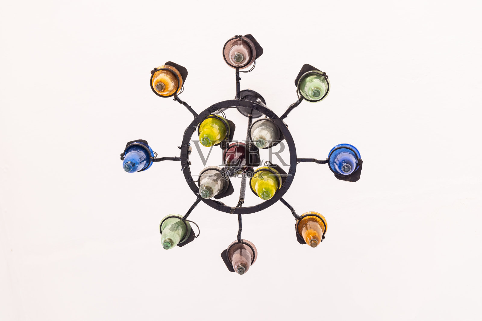 枝形吊灯上的彩色玻璃灯。照片摄影图片