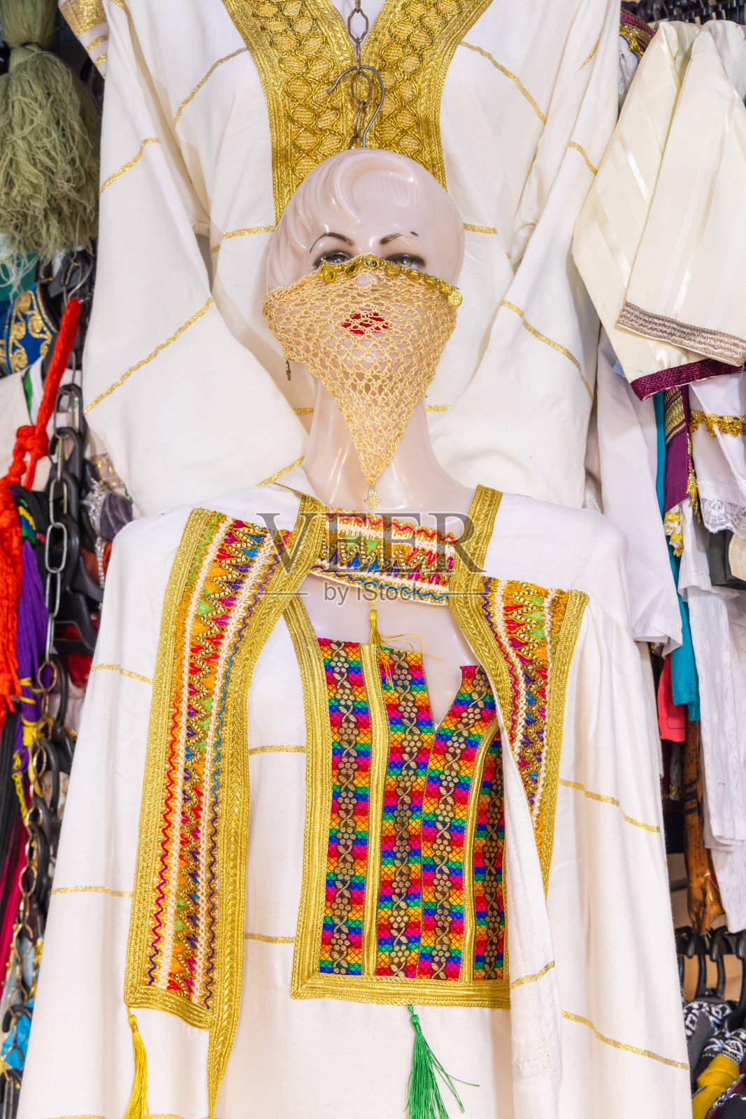 突尼斯集市上的传统妇女服饰。照片摄影图片