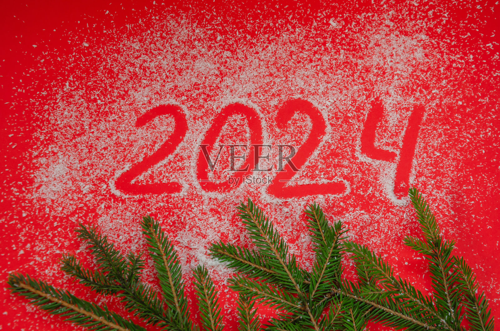 从数字2024的红色背景与云杉枝，新年假期的概念照片摄影图片