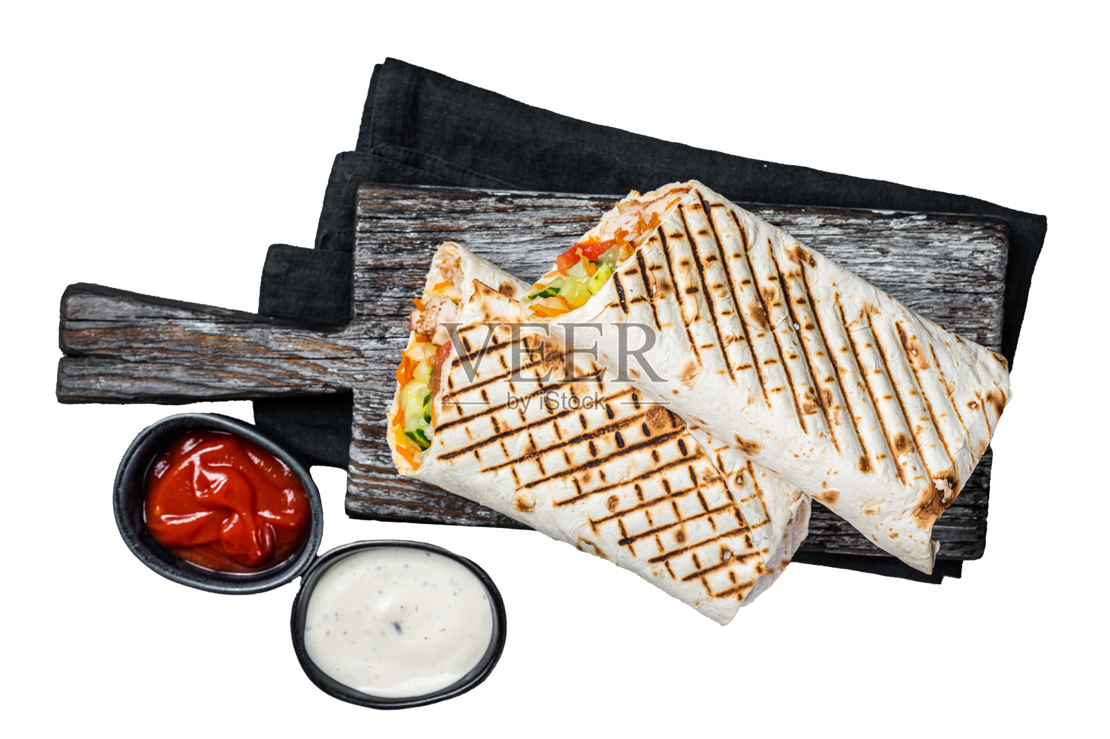 传统的墨西哥卷饼配肉、蔬菜沙拉和炸薯条。孤立，白色背景。照片摄影图片