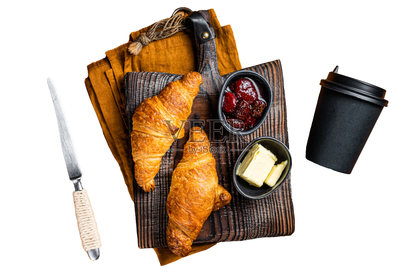 美味的早餐，新鲜的牛角面包配上黄油和果酱。孤立，白色背景。照片摄影图片