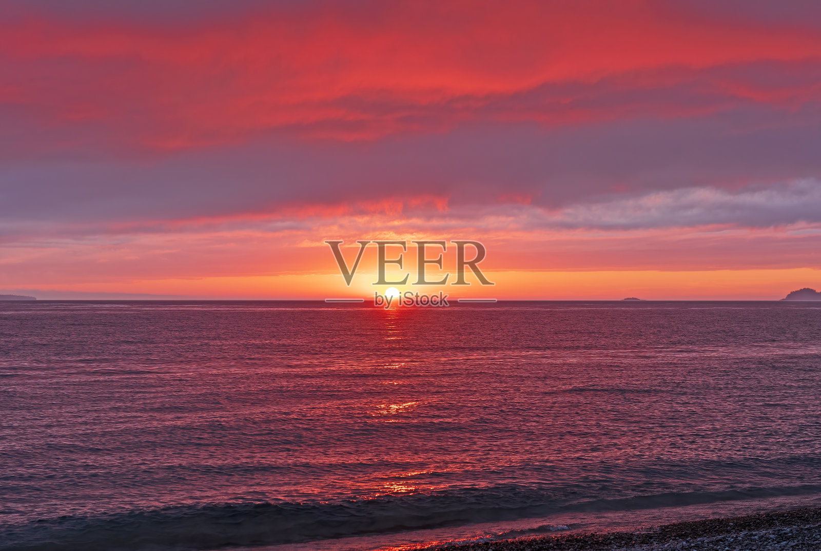 遥远的大湖岸边的日落照片摄影图片