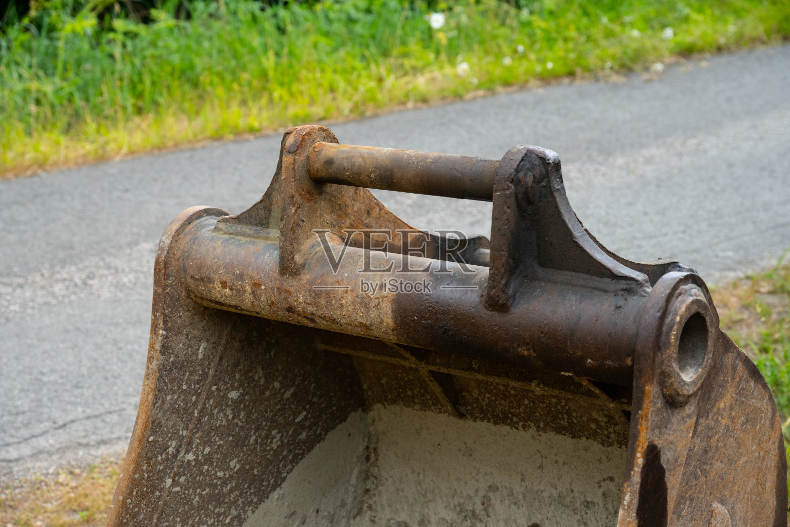 施工现场的大型挖掘机铲斗。照片摄影图片