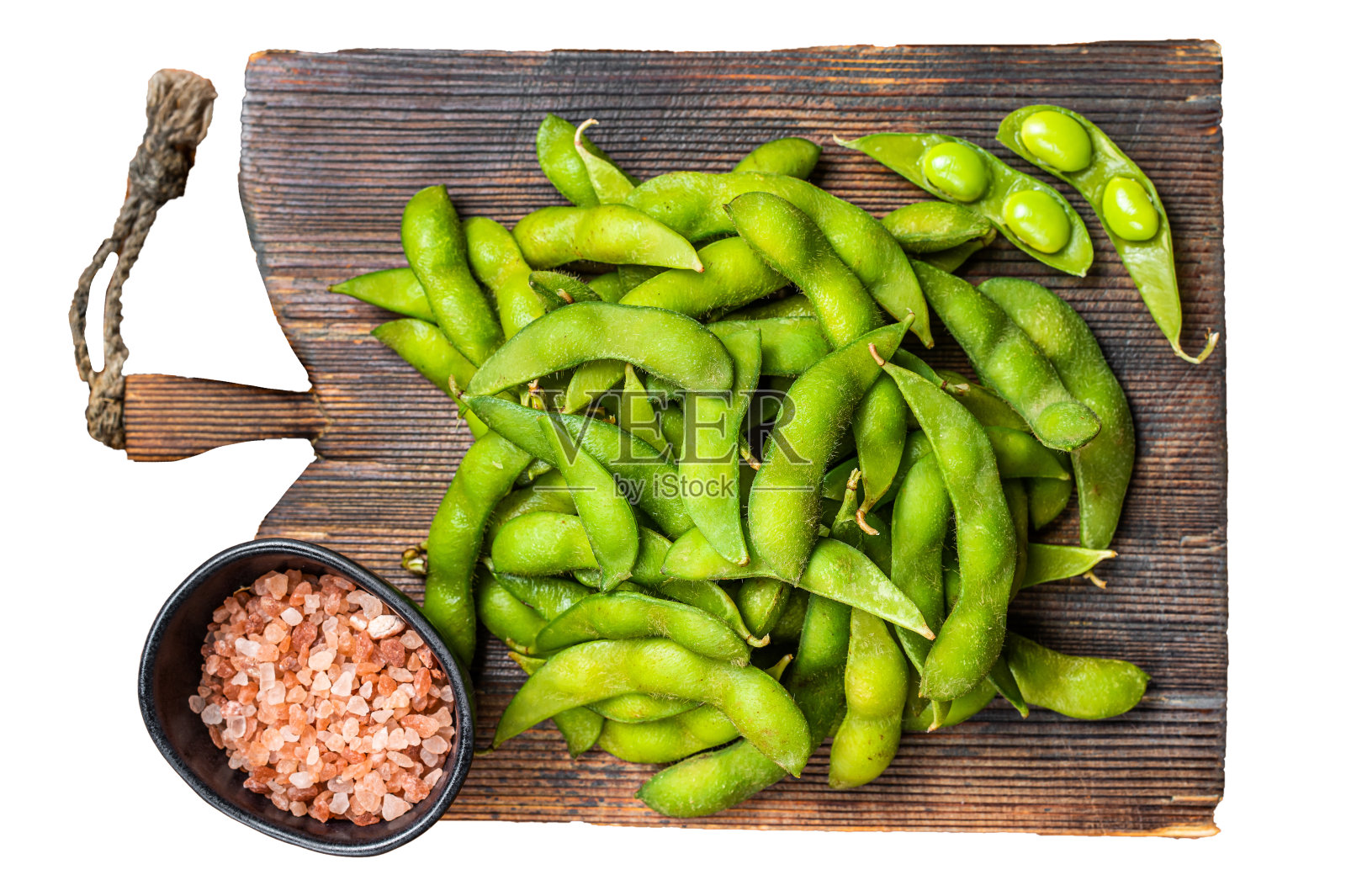 有机绿色毛豆，生大豆在木板上。孤立，白色背景。照片摄影图片