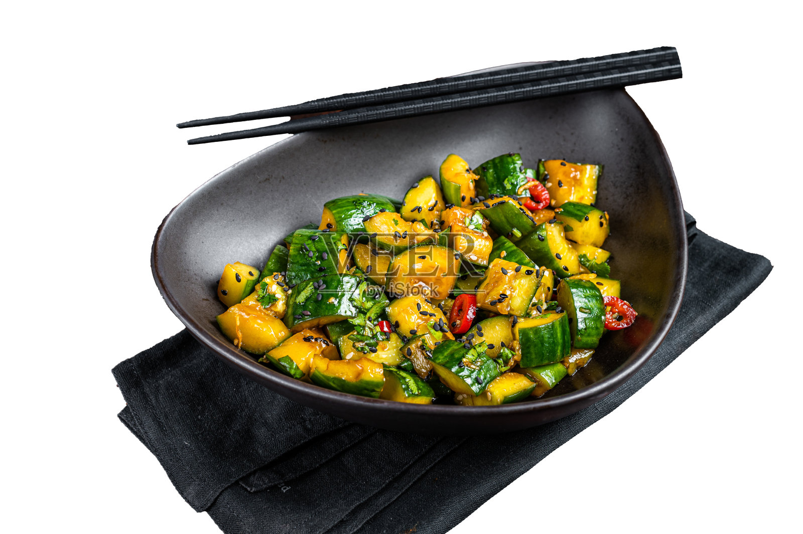 用香草和香油拌的中国碎黄瓜。孤立，白色背景。照片摄影图片