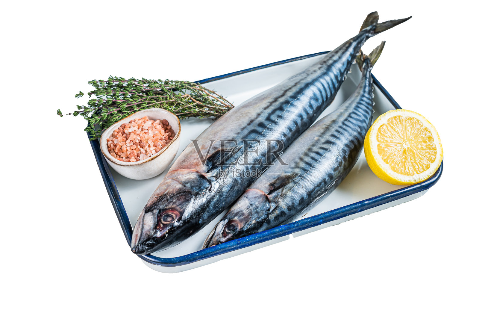 生鲭鱼和烘烤用的食材。孤立，白色背景。照片摄影图片