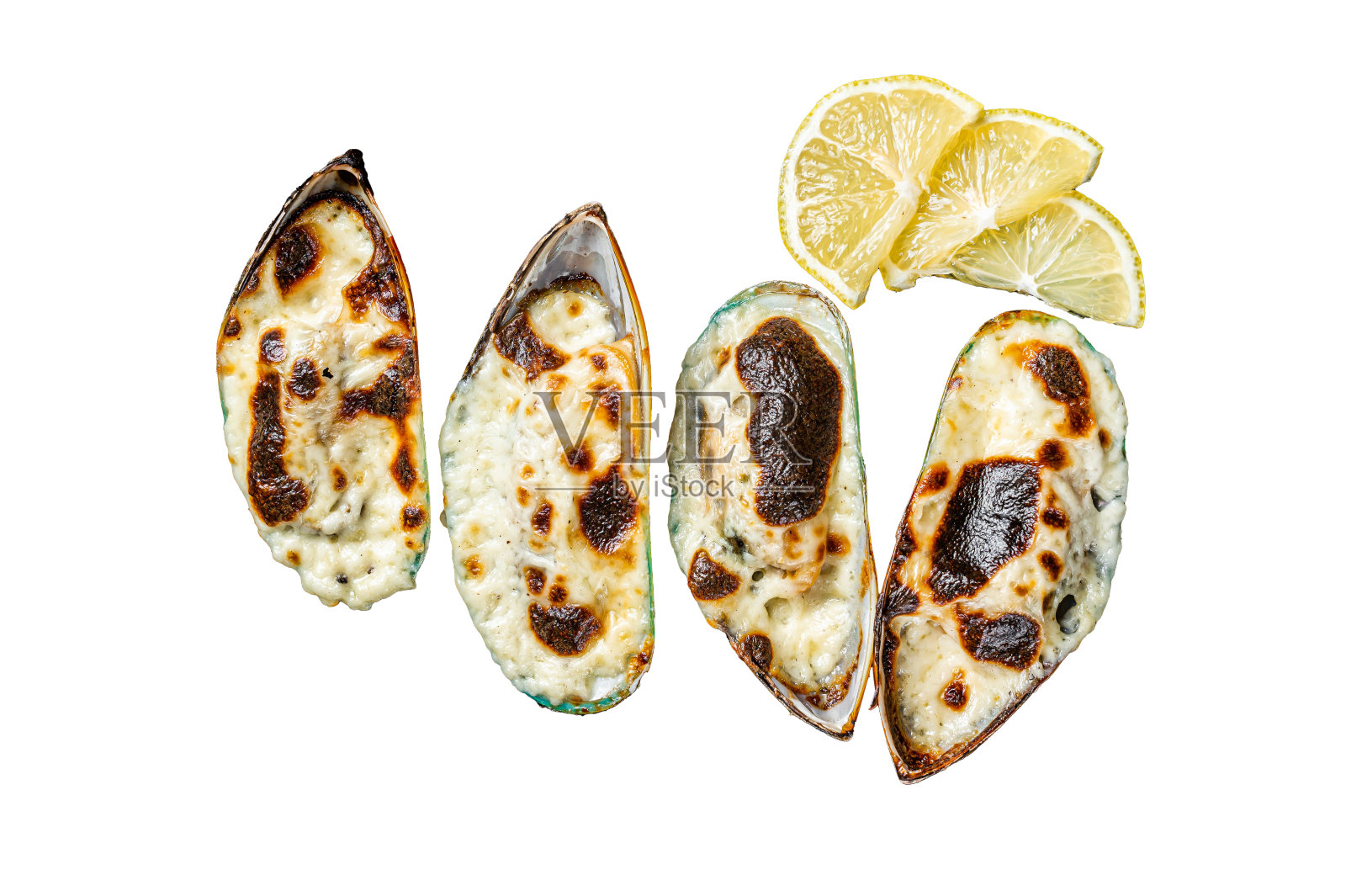 焗青口配芝士及柠檬壳。孤立，白色背景。照片摄影图片