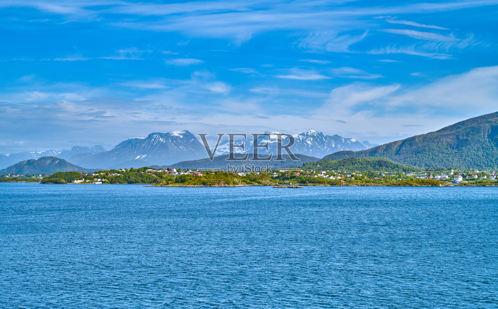 挪威，壮丽的自然风光和典型的建筑照片摄影图片