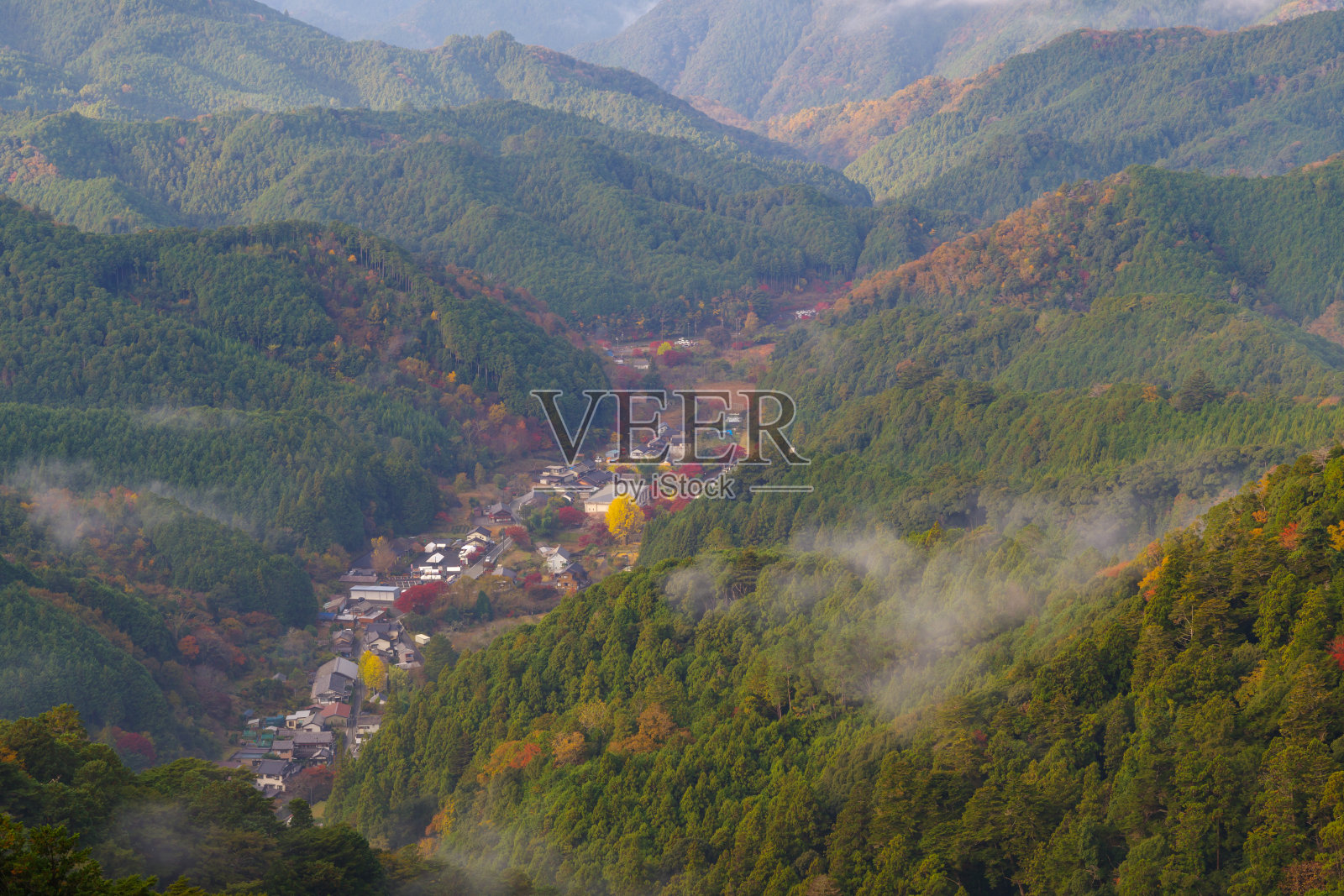 上午从观景台上看到的堀尻山表参道地区(爱知县新四郎市)照片摄影图片