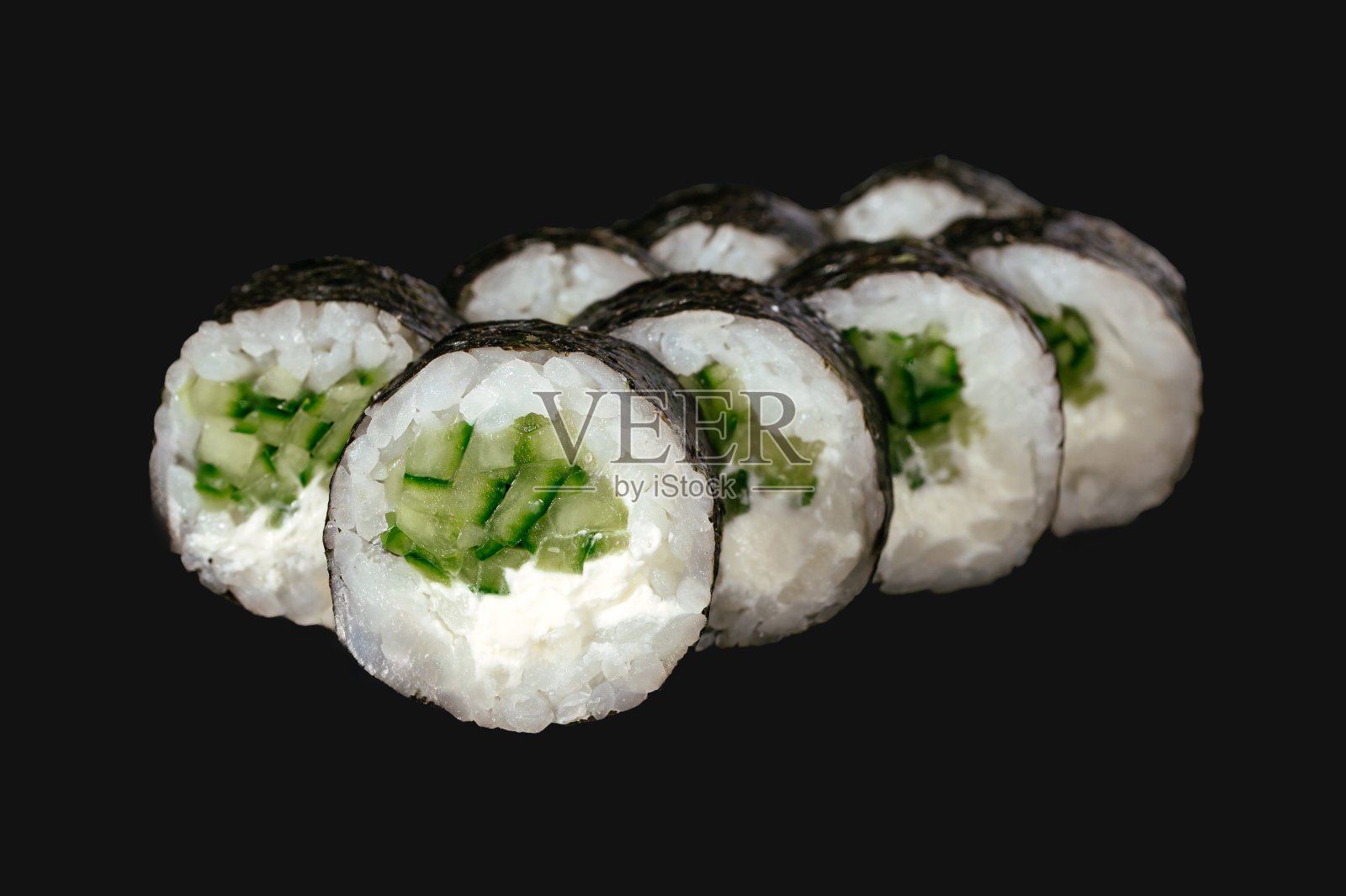 黑底黄瓜寿司卷。照片摄影图片