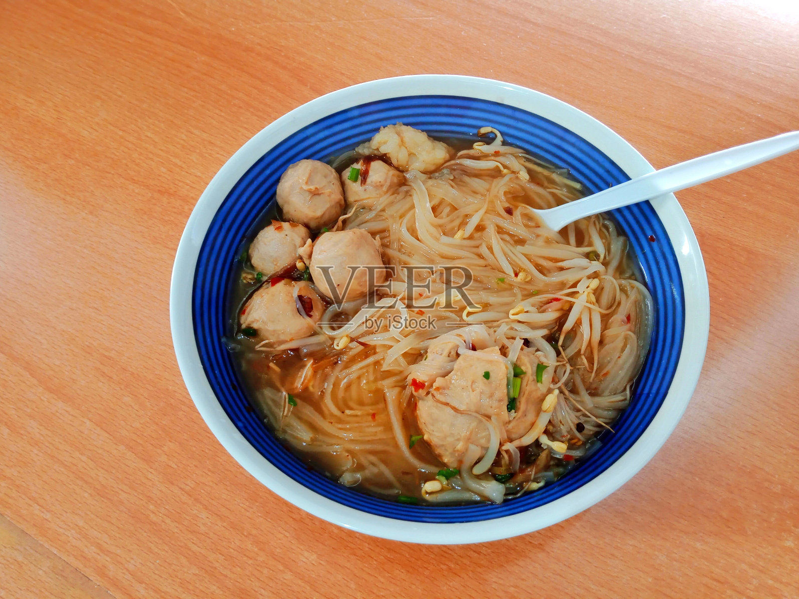 肉丸可以吃了，和粉丝面和其他几种配料混合在一起照片摄影图片