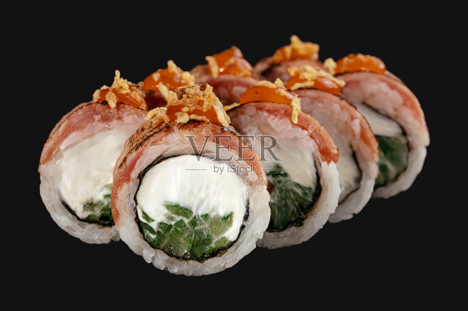 寿司卷与鲑鱼和黄瓜孤立在黑色背景。照片摄影图片
