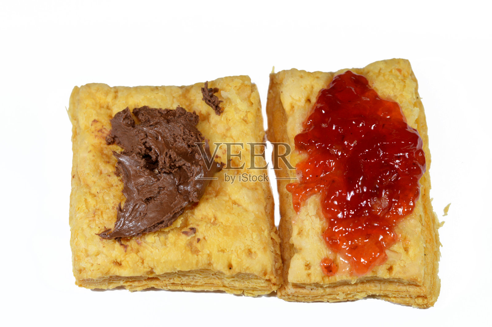 草莓榛果千层酥：法式奶油甜点照片摄影图片