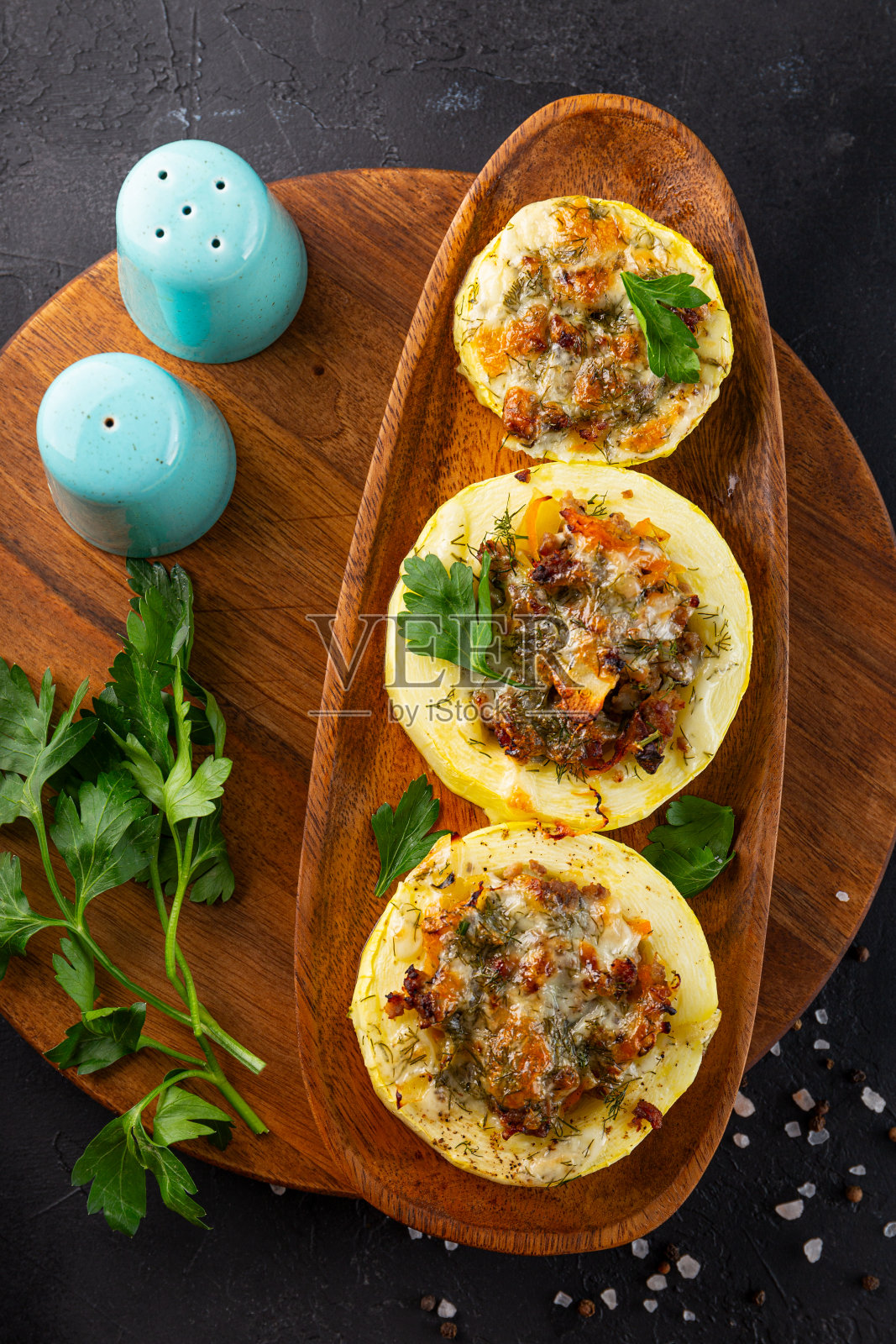 圆形西葫芦与肉末和奶酪烤在黑色背景垂直照片照片摄影图片