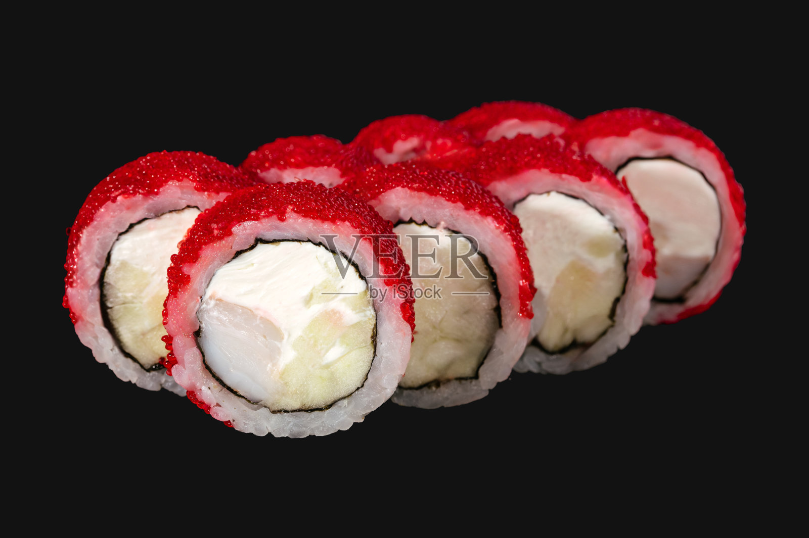 加州寿司卷配虾，黑底tobiko鱼子酱照片摄影图片