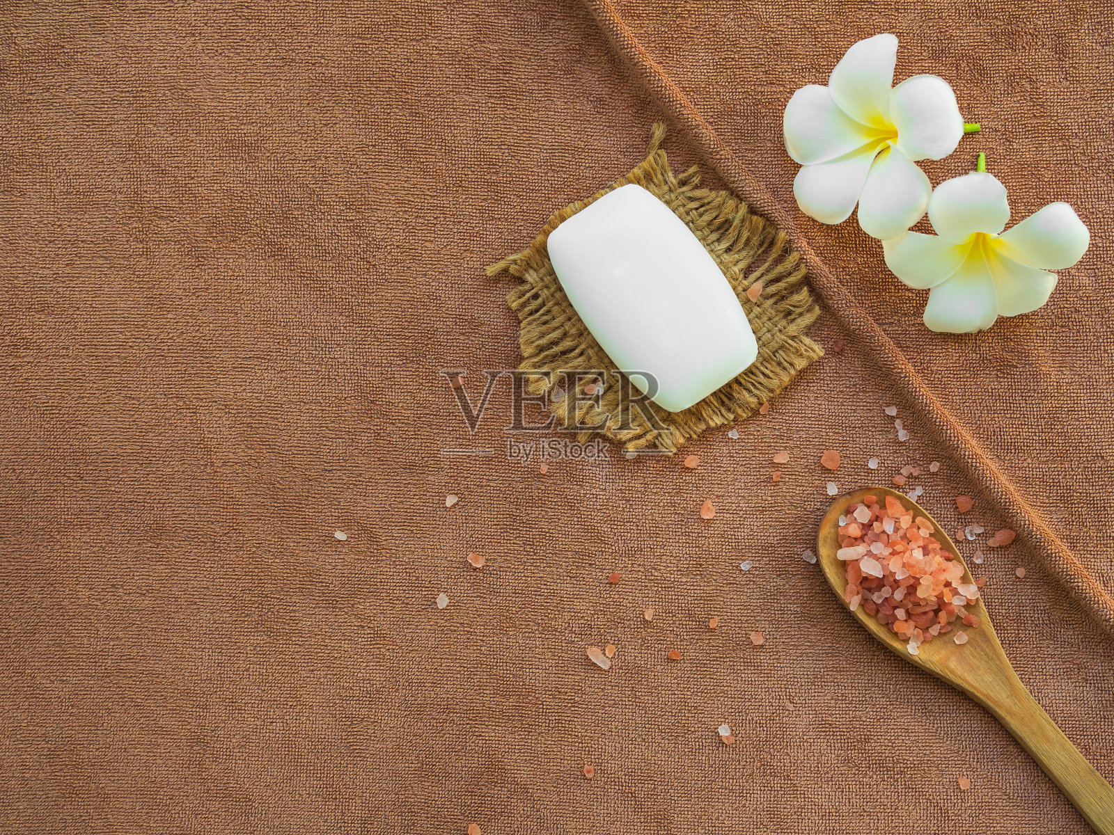 水疗美容放松沙龙酒店毛巾背景肥皂手工喜马拉雅盐兰吉帕尼花香薰治疗身体在豪华浴室服务疗法好健康自然草药。照片摄影图片