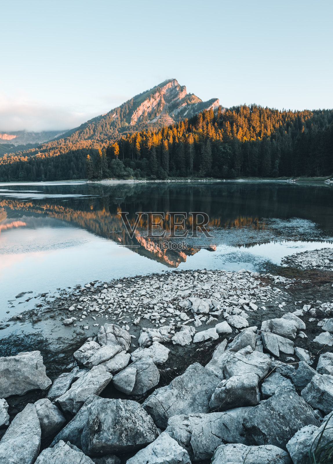 令人难以置信的蓝色池塘奥伯湖的图像。瑞士阿尔卑斯山，欧洲。照片摄影图片
