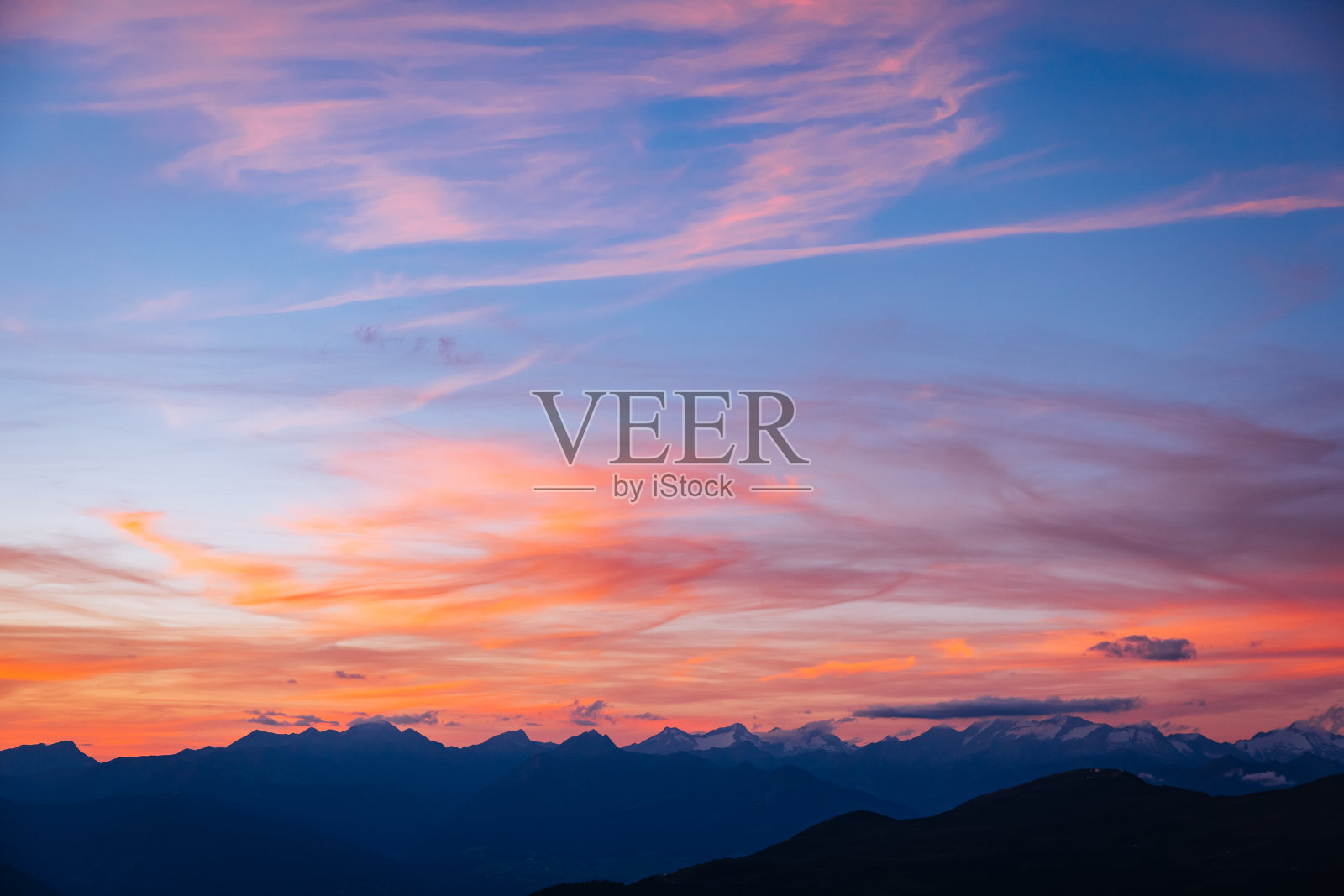 黄昏时雄伟山脊的风景图像。照片摄影图片