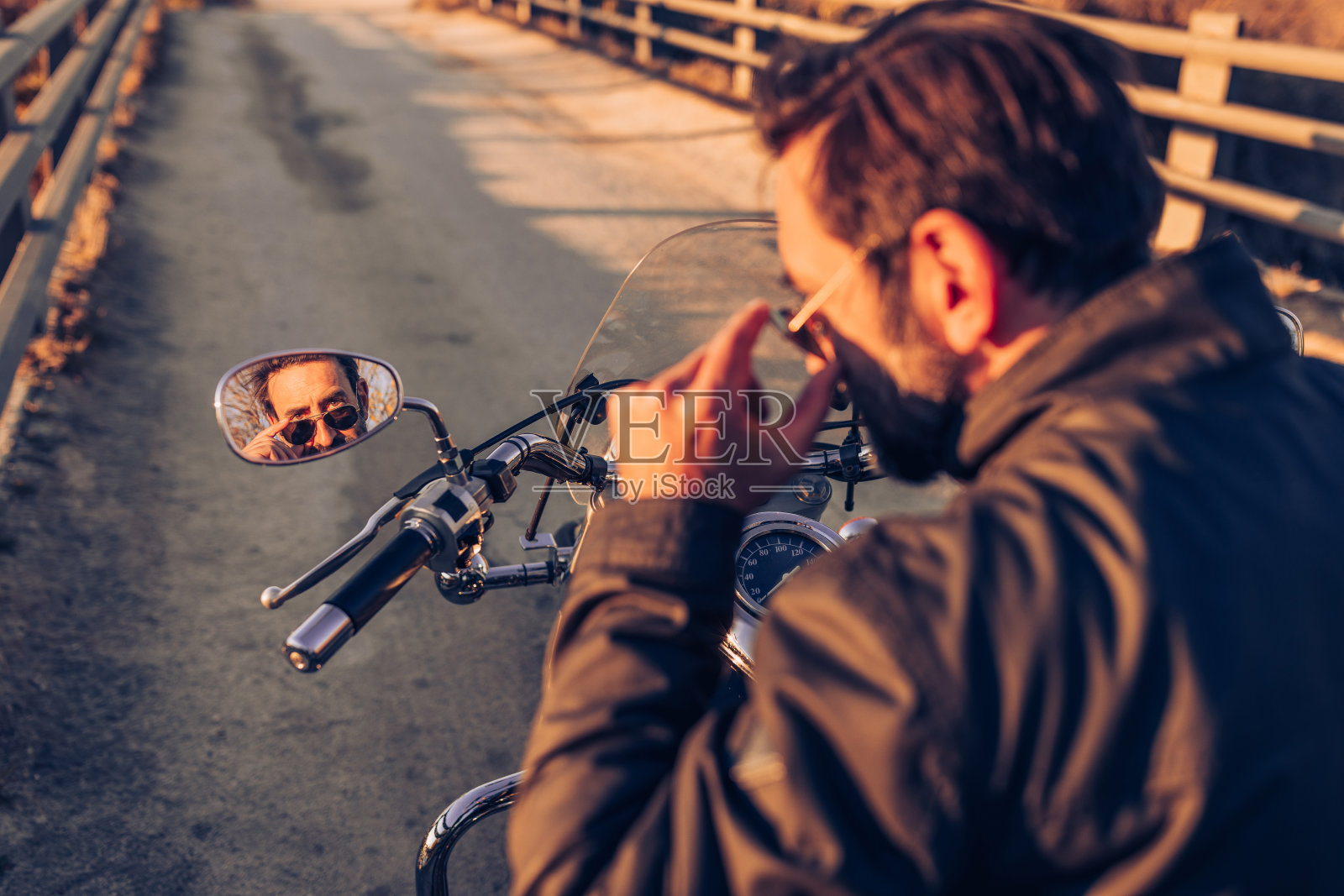 摩托车手看着后视镜照片摄影图片