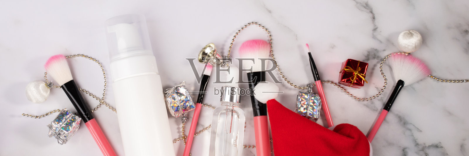 圣诞化妆品背景，礼盒，和护肤品的必需品照片摄影图片