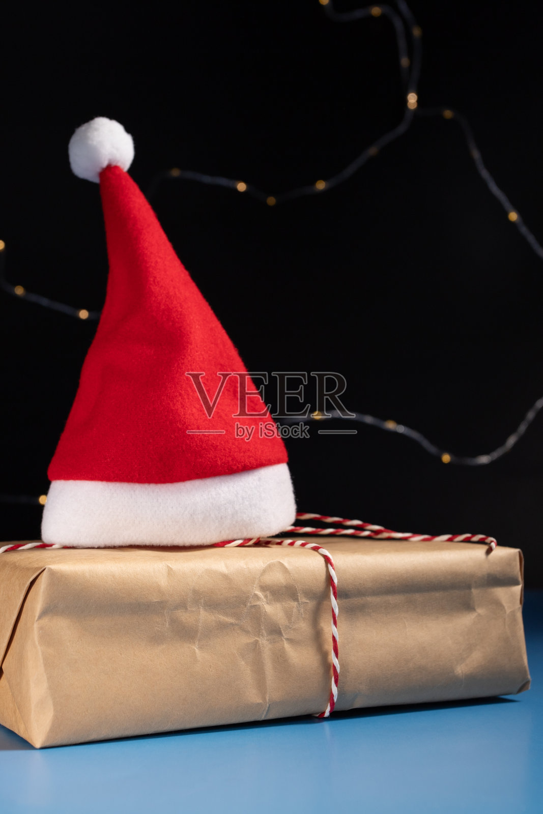 圣诞礼物戴圣诞帽，节日礼盒系红丝带，节日庆祝照片摄影图片