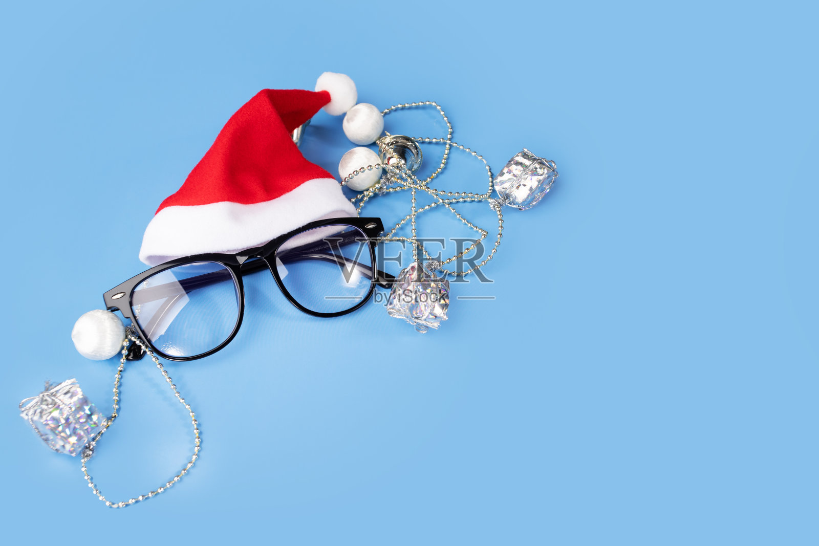 圣诞背景上的眼镜：节日的快乐光学礼物照片摄影图片
