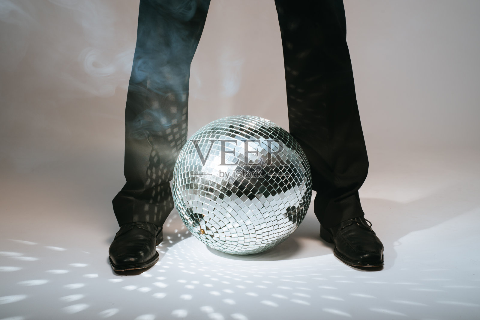 用迪斯科球裁人照片摄影图片