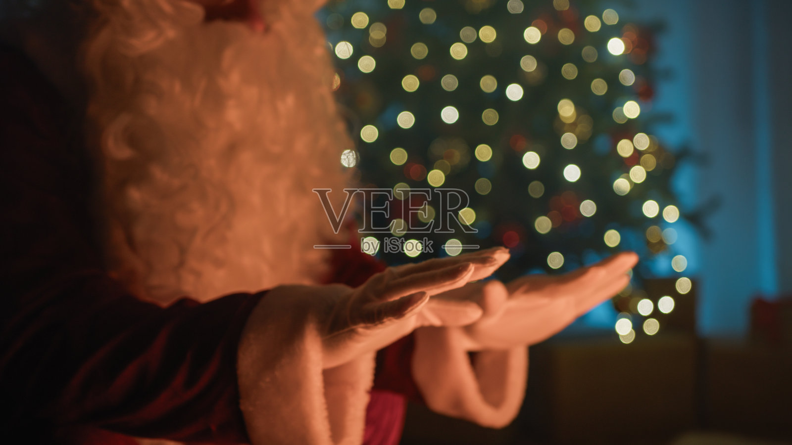 壁炉里的热气温暖了圣诞老人冰冷的双手照片摄影图片