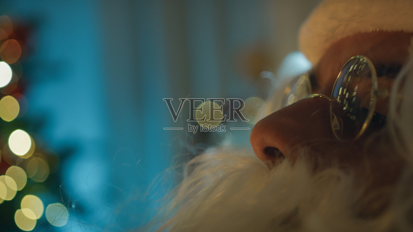 圣诞老人睡在壁炉修复的沙发上照片摄影图片