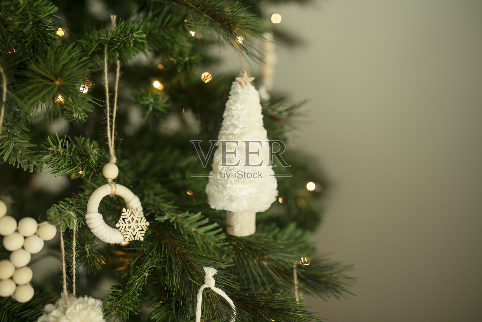 圣诞树上挂着白色的圣诞装饰品，上面挂着白色的灯照片摄影图片