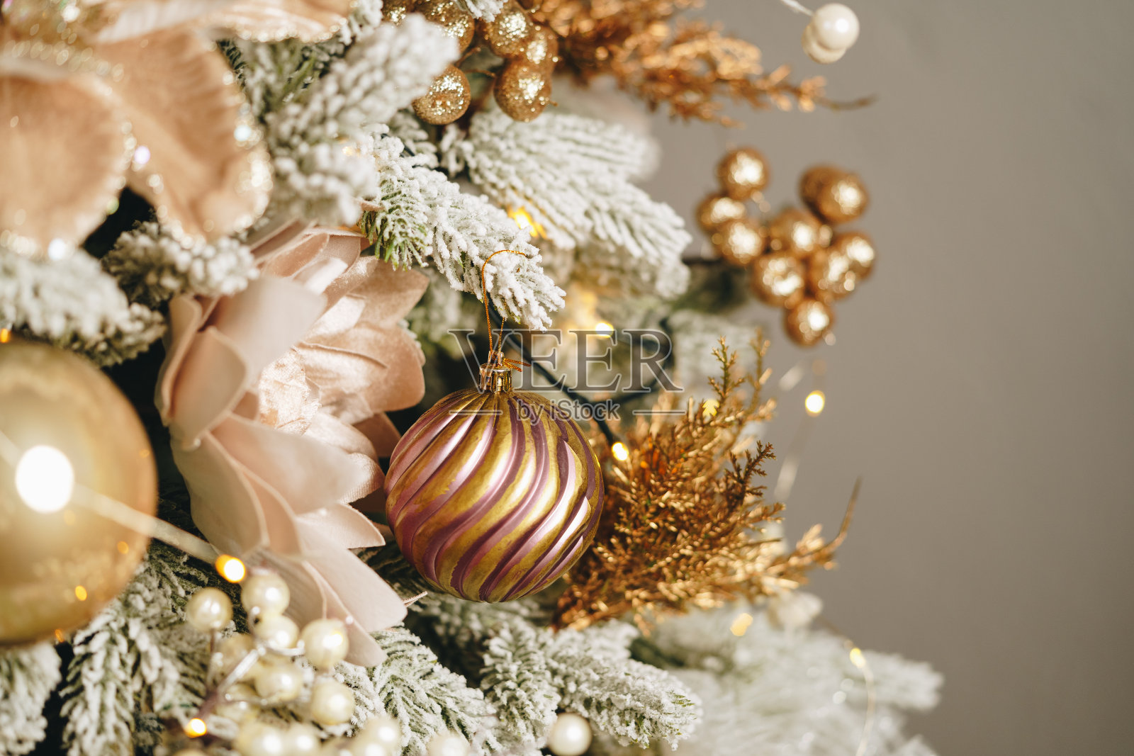 美丽的圣诞树与金球装饰近距离照片摄影图片